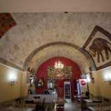 Il locale presenta all�interno le volte a botte delle abitazioni baresi di fine Ottocento, abbellite da quadri e decorazioni che rimandano alla cultura e alla religione induista. Tra questi piume verdi e turchesi e il sacro elefante Ganesh